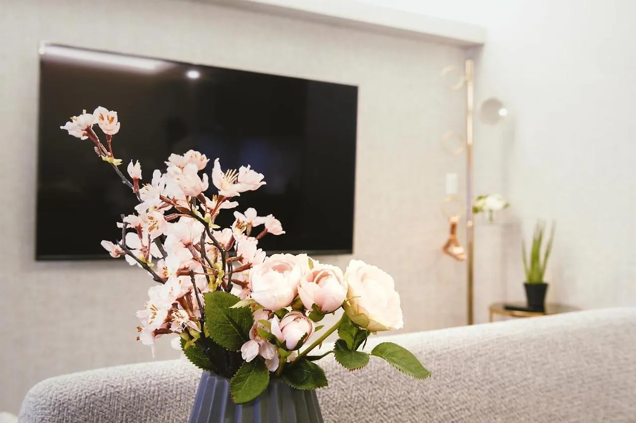 Cherry Blooming Tokyo- All Suite Boutique Hotel 东京伊樱里-中央区全套房艺术酒店